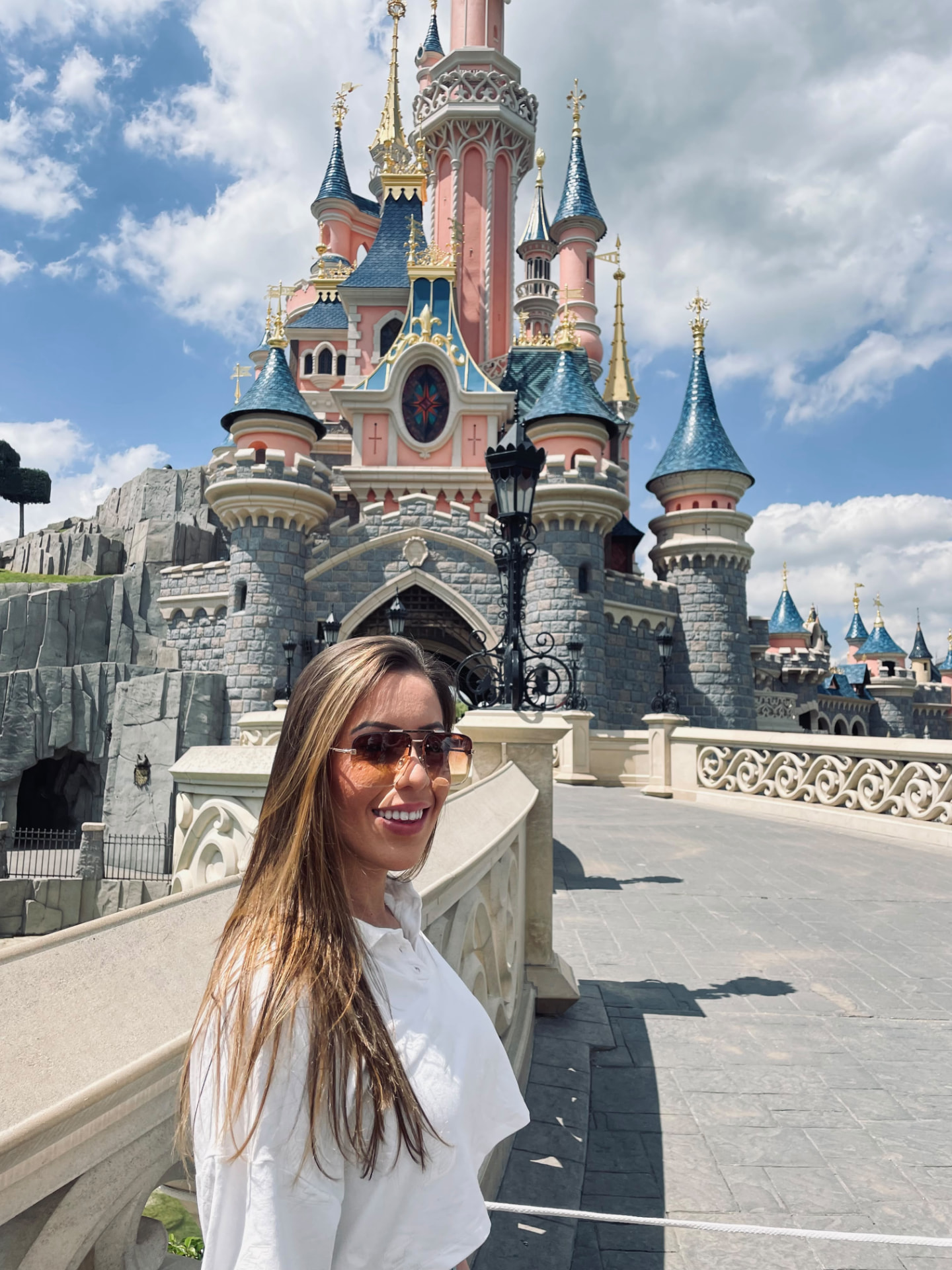 Yza em frente ao castelo da Disney, em Paris